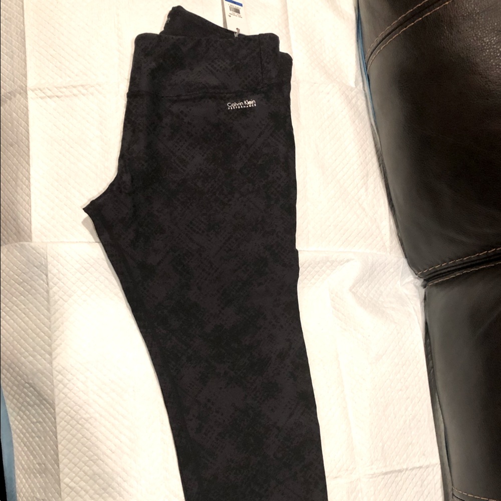 CALVIN KLEIN Performance capri, cropped legging. Black & Charcoal. Size XL. NWT.
